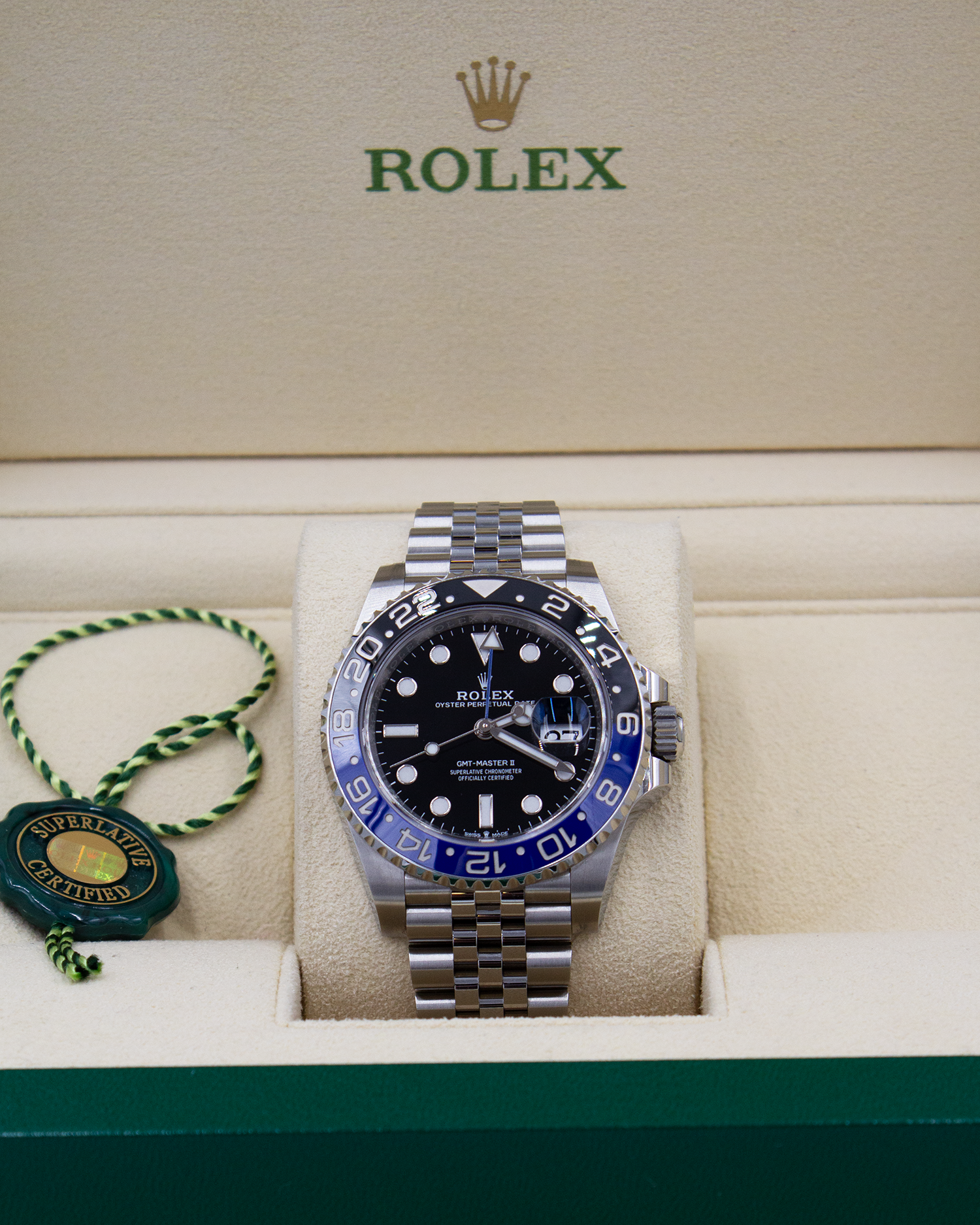 Rolex GMT-Master II 126710BLNR aus 2023 im Full Set, Batgirl, Frontansicht mit Jubilé-Band